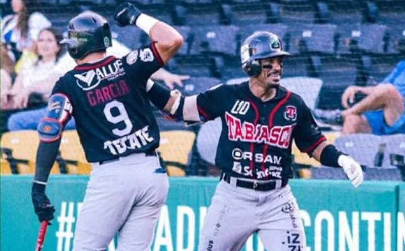 Jugadores de Tabasco celebra carrera ante El Águila