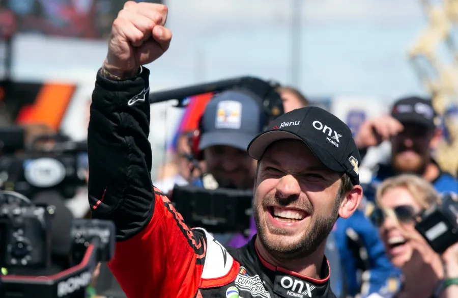 El regiomontano tras ganar su primera carrera de NASCAR