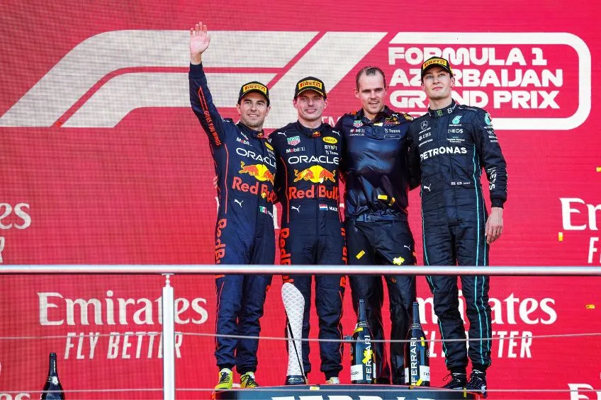 Max Verstappen, Checo Pérez y George Russell en el podio