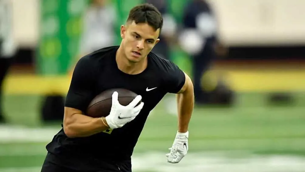 AP Devon Allen jugando futbol americano