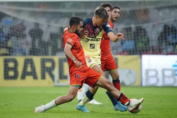 Joaquín Esquivel en acción con Juárez vs América