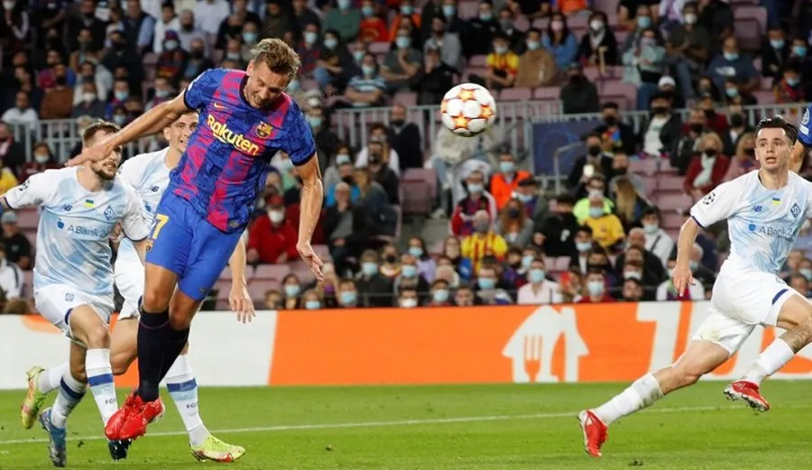 De Jong cabecea en juego de Champions