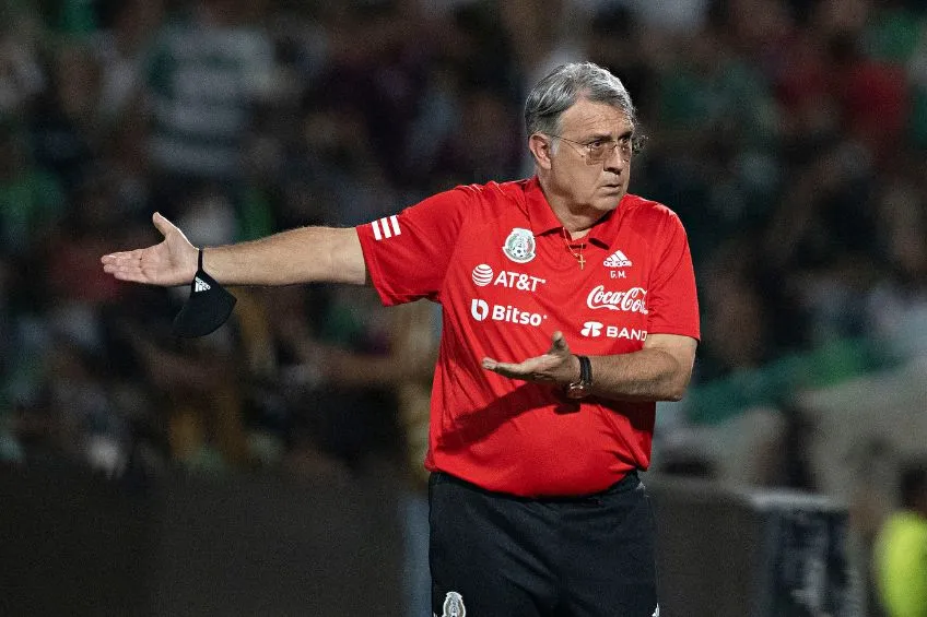 Gerardo Martino durante un partido de México