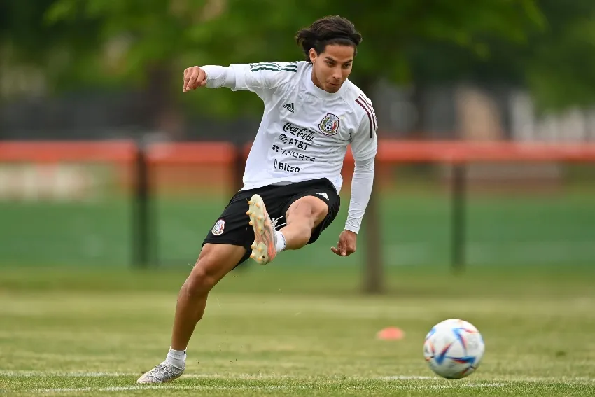 Lainez en entrenamiento con México