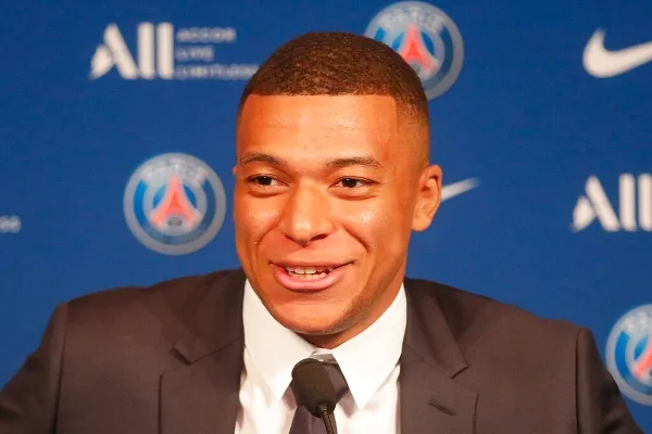 Kylian Mbappé durante conferencia de prensa con el PSG