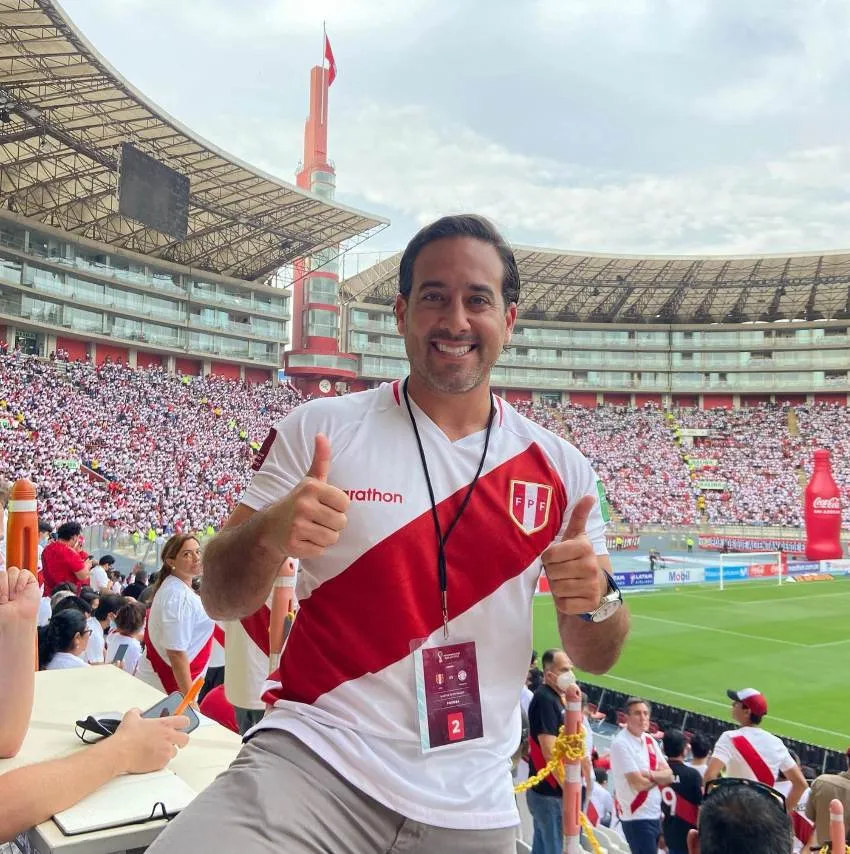 Óscar del Portal en un partido de Perú
