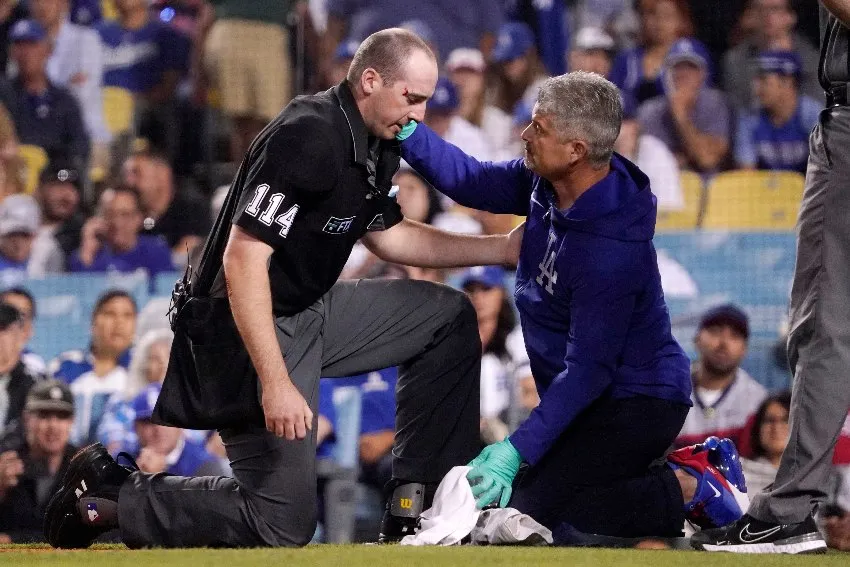 Umpire tras el batazo