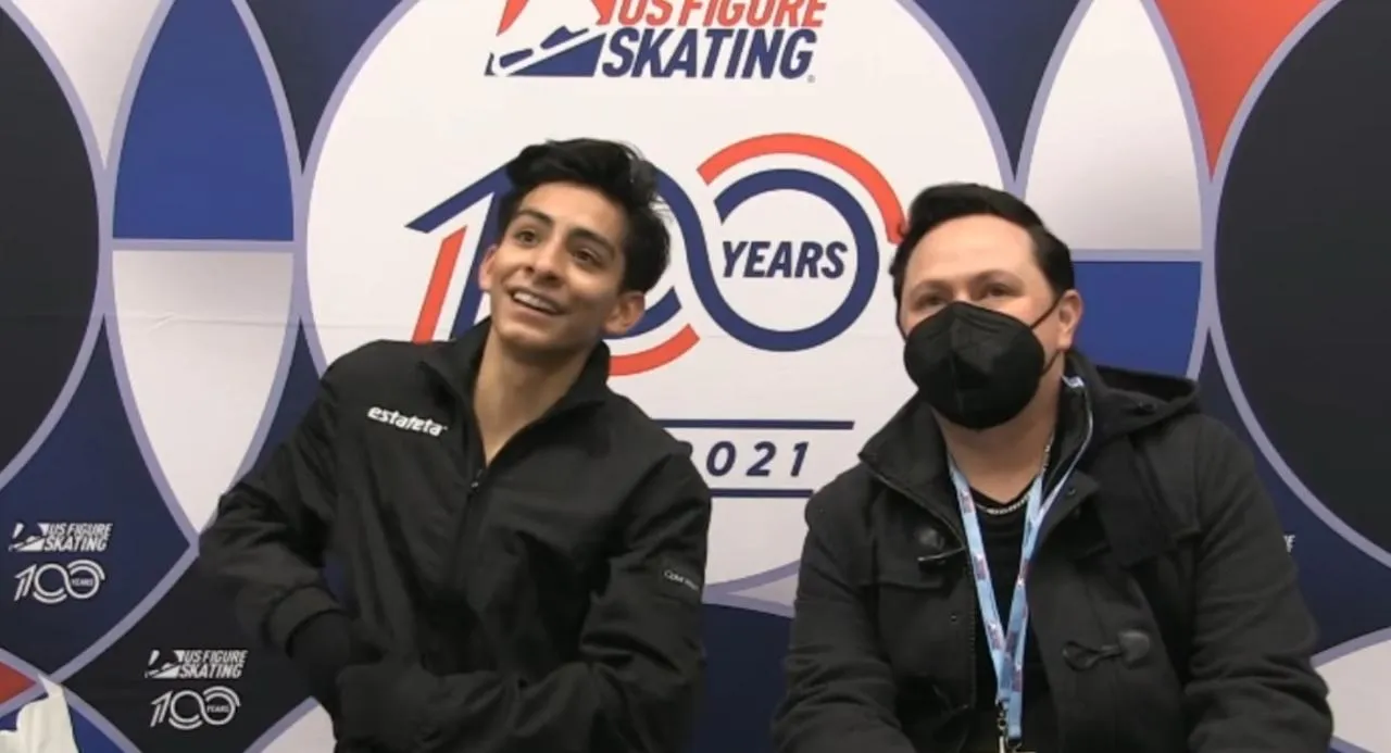 Donovan Carrilo junto a su entrenador Gregorio Núñez