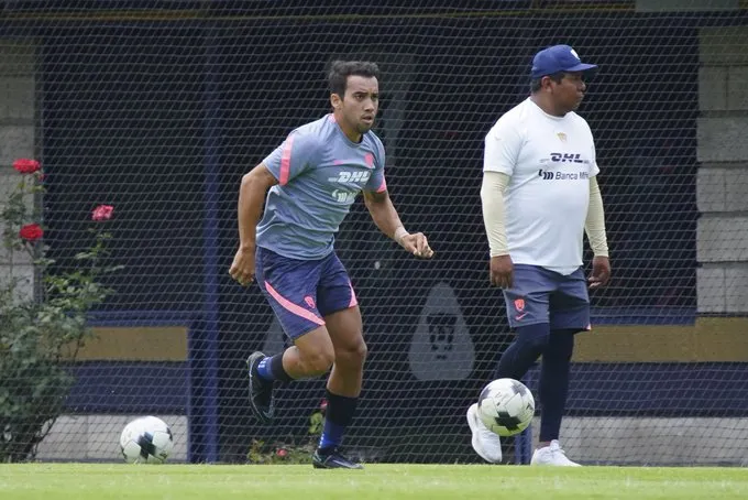 Adrián Aldrete en acción con Pumas ante Coyotes