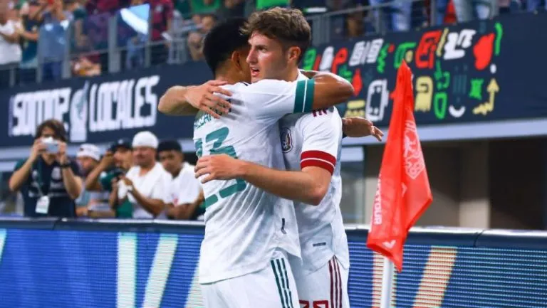 Santiago Giménez festejando un gol