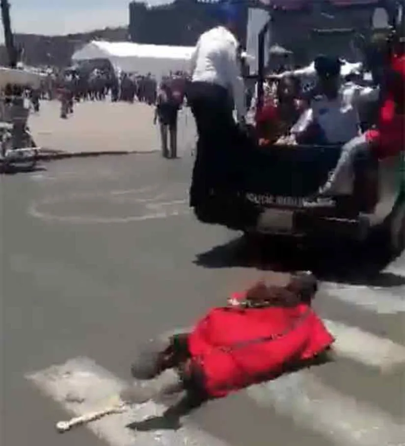 Policías son captados dando jalones a mujeres indígenas