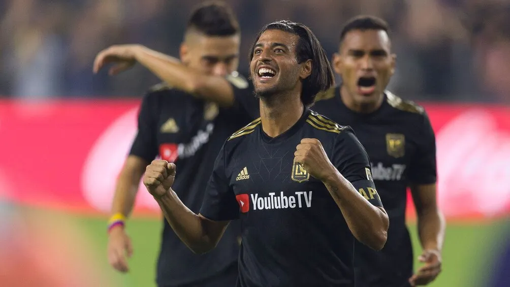 Carlos Vela festeja un gol con el LAFC