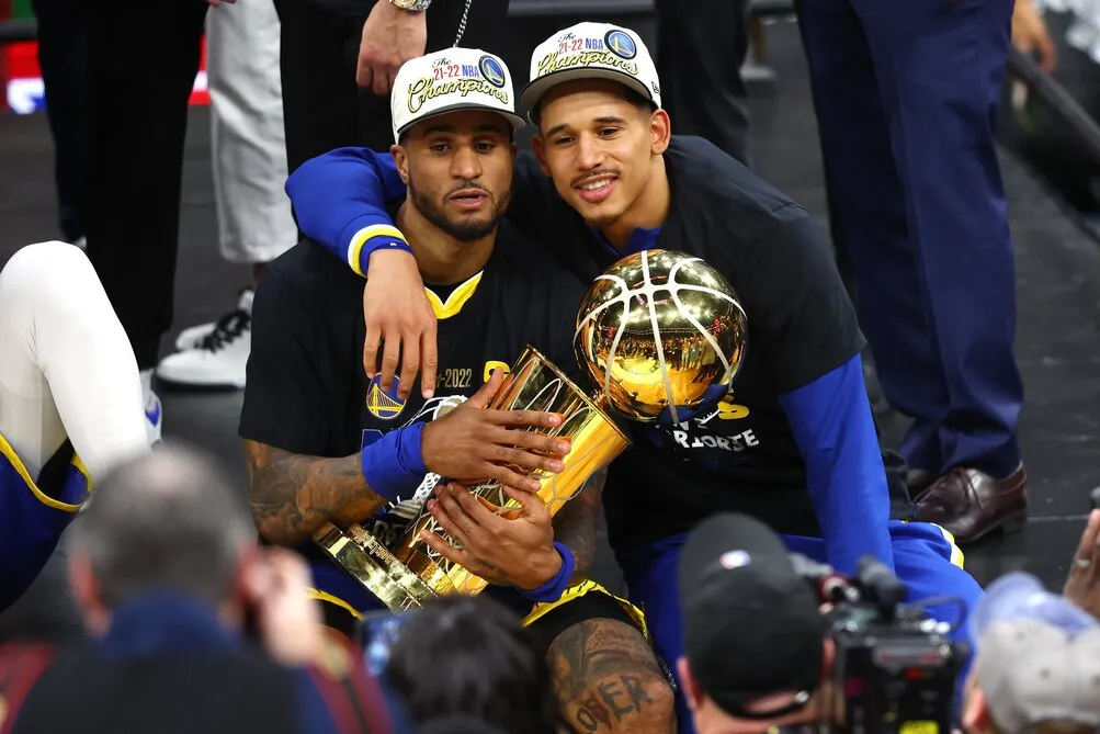 Juan Toscano con el título de campeón de la NBA
