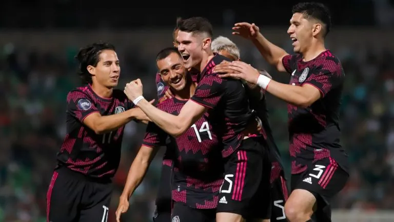 El Tri celebra gol de Reyes ante Surinam en Nations League de Concacaf
