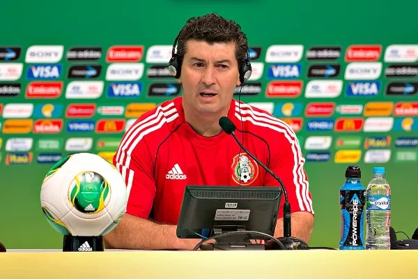 Chepo de la Torre en conferencia de prensa como DT del Tri en 2013