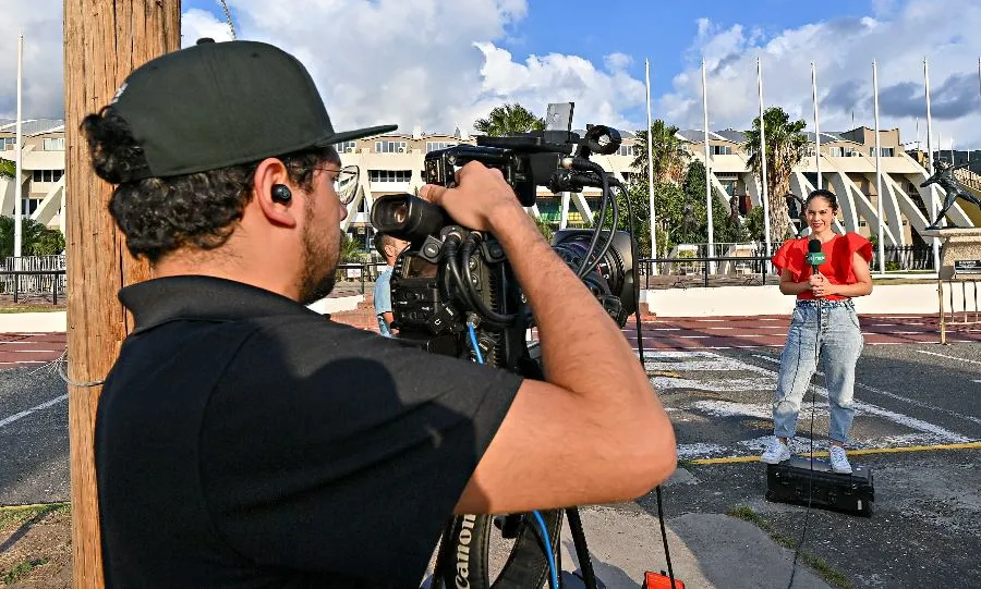 Ana Caty Hernández, reporta de TUDN, en enlace