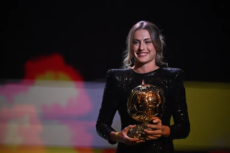 Alexia Putellas recibiendo el Balón de Oro