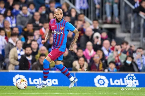 Dani Alves en acción con Barcelona