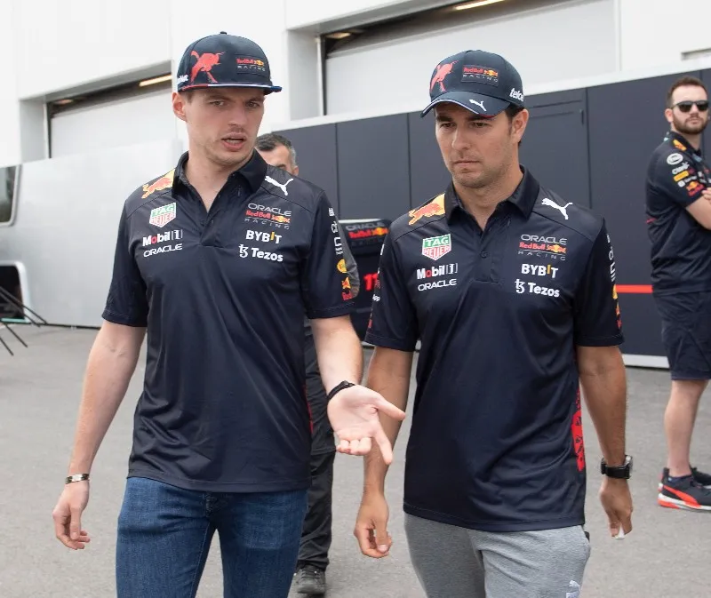 Max Verstappen y Checo Pérez conversando