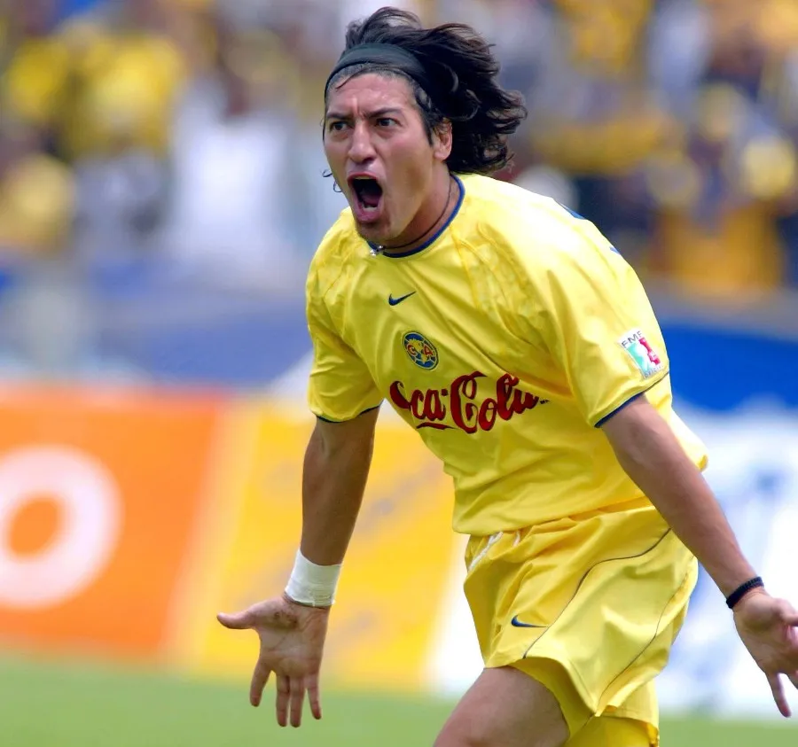 Iván Zamorano celebra anotación con las Águilas