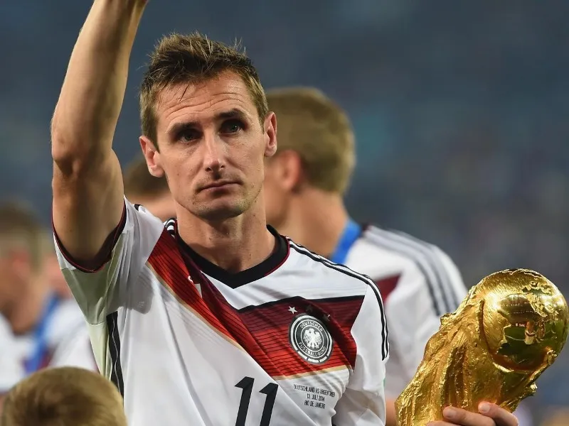 Miroslav Klose despidiéndose de la afición