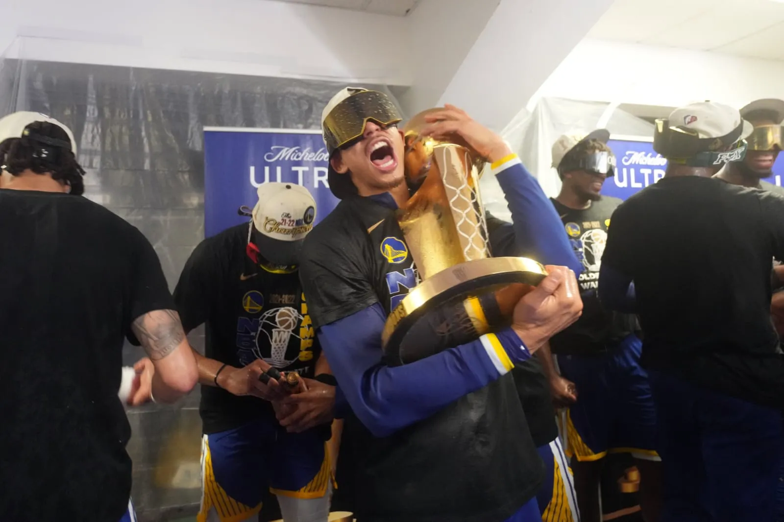 TWITTER: @NBAMexico Juan Toscano celebra el campeonato con los Warriors