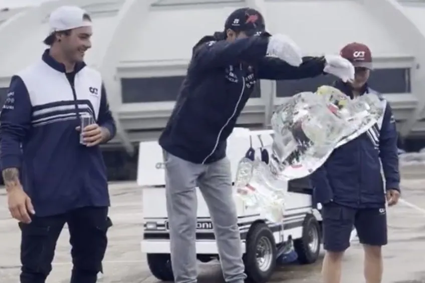 Checo Pérez aventando el trofeo de hielo