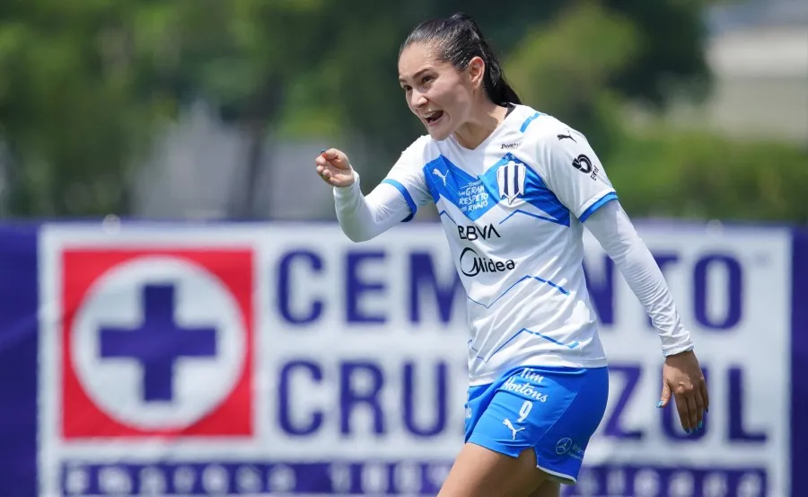 Monsiváis celebra gol