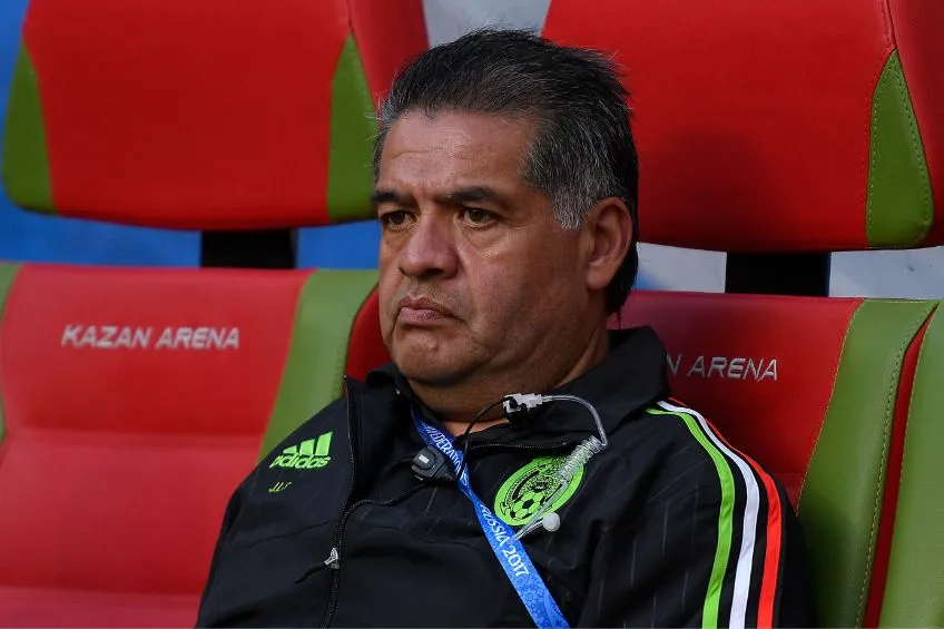 IMAGO7 José Luis Serrano previo a un partido de México