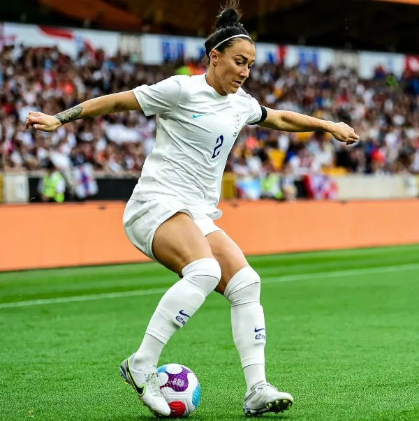 Lucy Bronze en acción