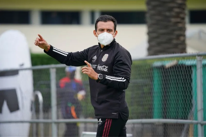 IMAGO7 Luis Pérez dirigiendo al Tri Sub 20