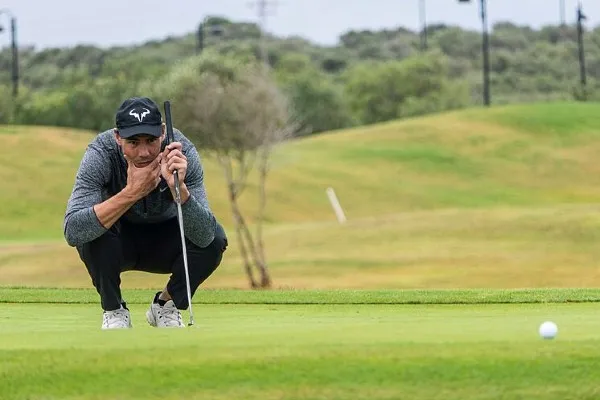Rafa Nadal en acción jugando golf