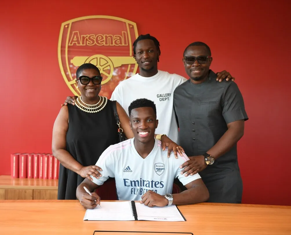 Eddie Nketiah firmó la renovación con el Arsenal