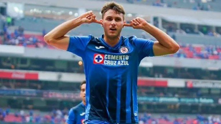 Santi Giménez celebrando su gol