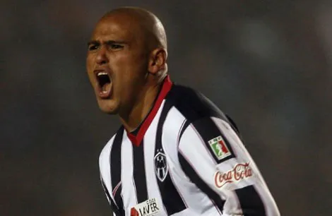 Humberto Suazo jugando con Monterrey