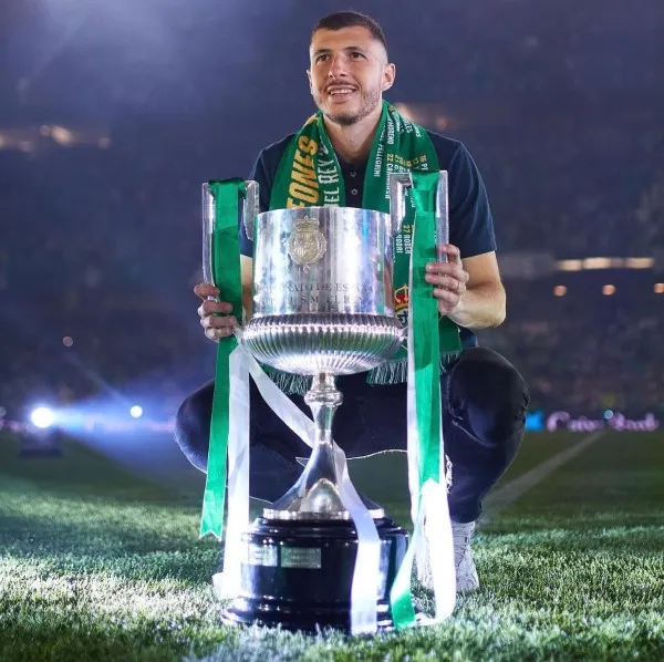 Guido Rodríguez posa junto a la Copa del Rey