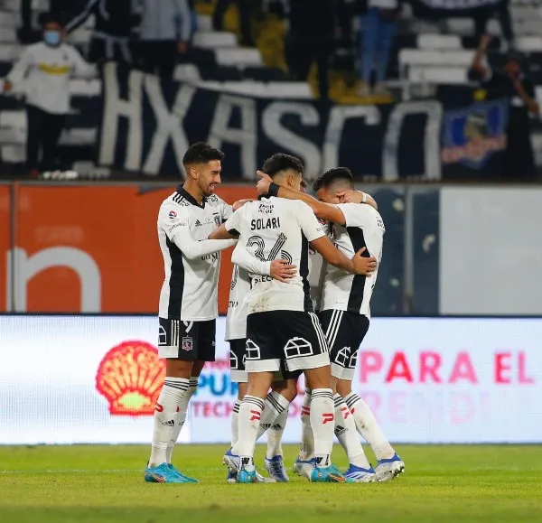 Pablo Solari celebra con el Colo Colo