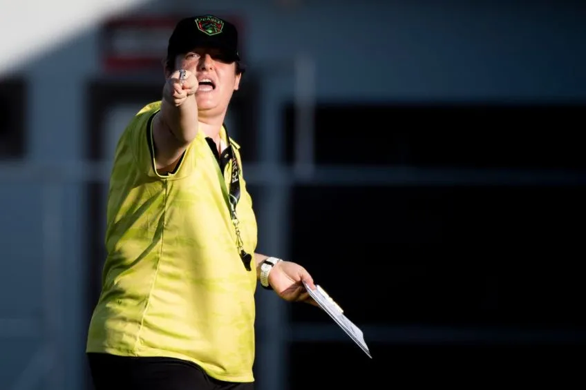 Milagros Martínez dirigiendo a Bravas de Juárez