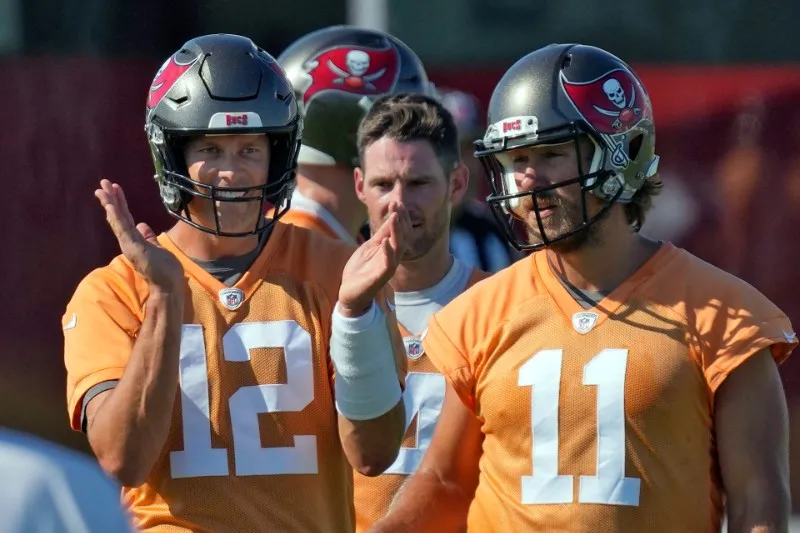 Tom Brady camindo con Ryan Griffin