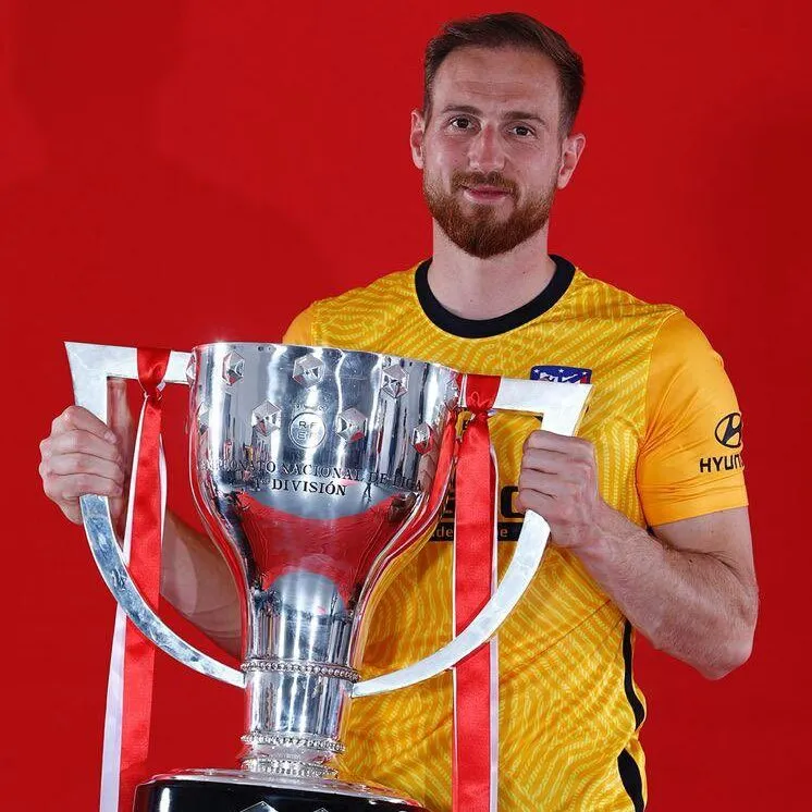 TWITTER: @OblakJan Jan Oblak conquistó La Liga con el Atlético