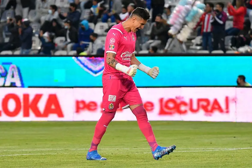 Raúl Gudiño festejando un gol