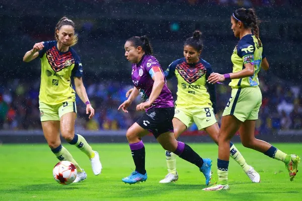 Charlyn Corral en acción con Pachuca