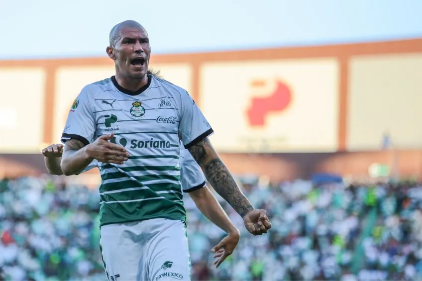 Chatón Enríquez festejando un gol
