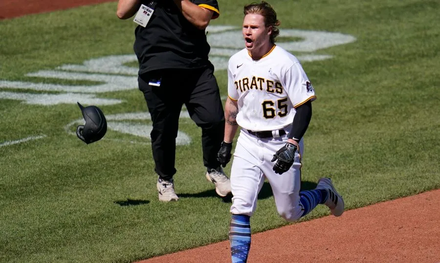 Jack Suwinski celebra cuadrangular del triunfo