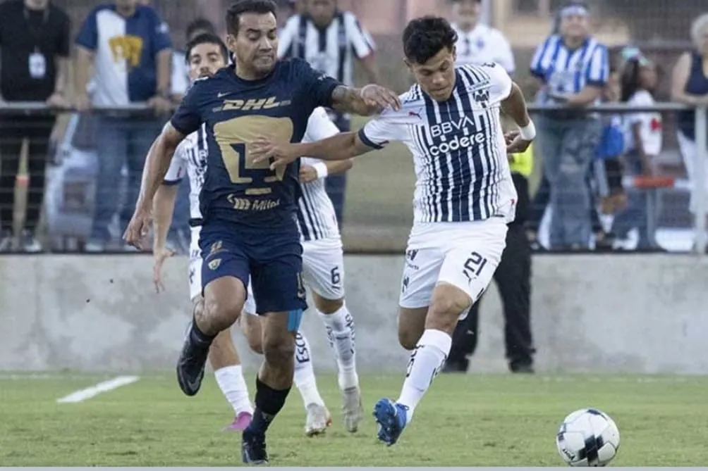 Disputa del balón entre Pumas y Rayados