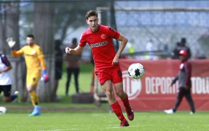 Marcel Ruiz en acción con Toluca