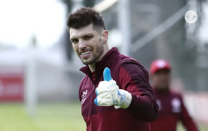 Tiago Volpi entrenando con el Toluca