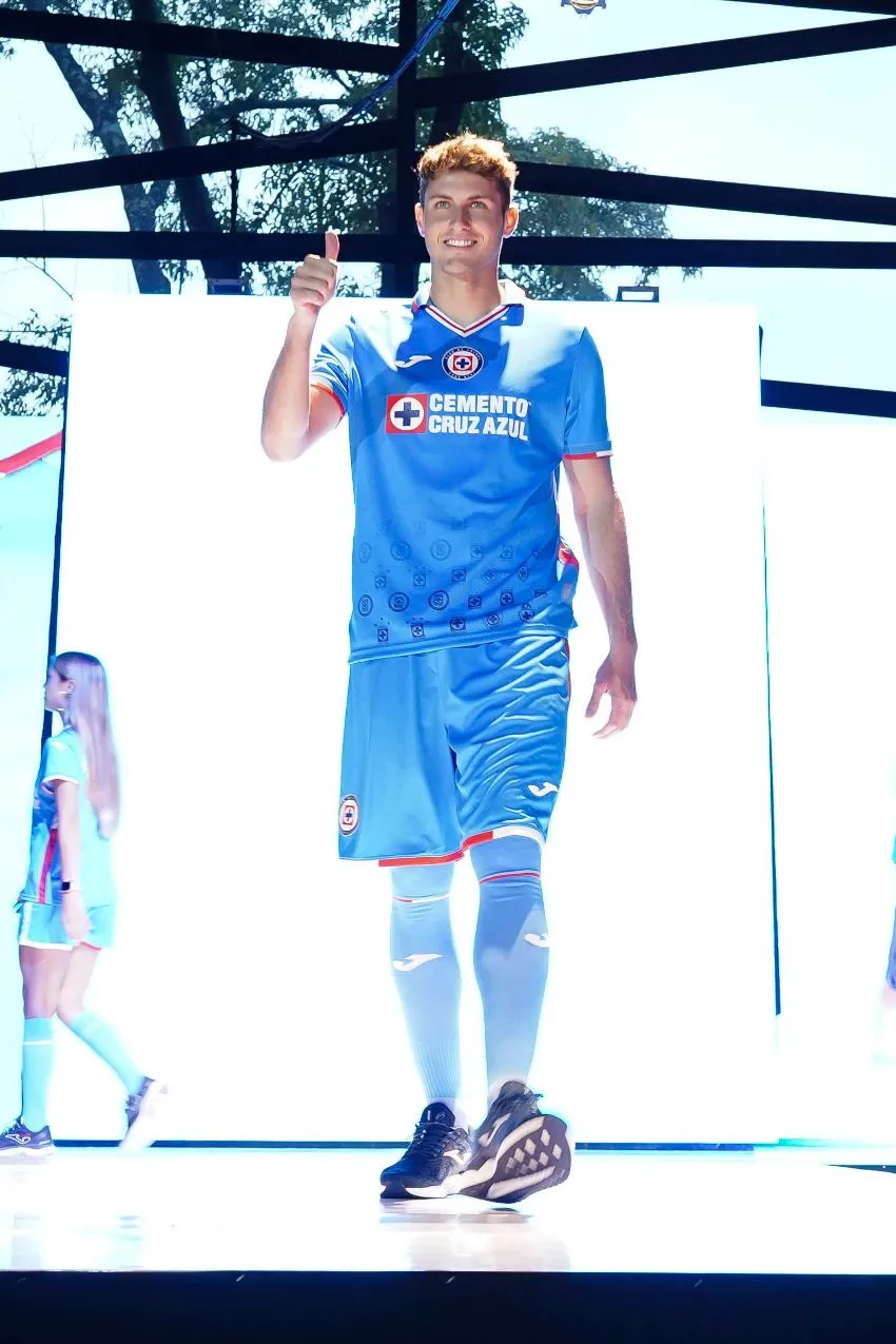 Santi Giménez en la presentación del uniforme de Cruz Azul