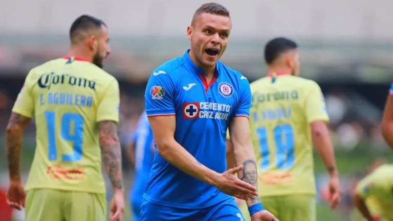 IMAGO7 Cabecita Rodríguez como jugador de Cruz Azul ante América