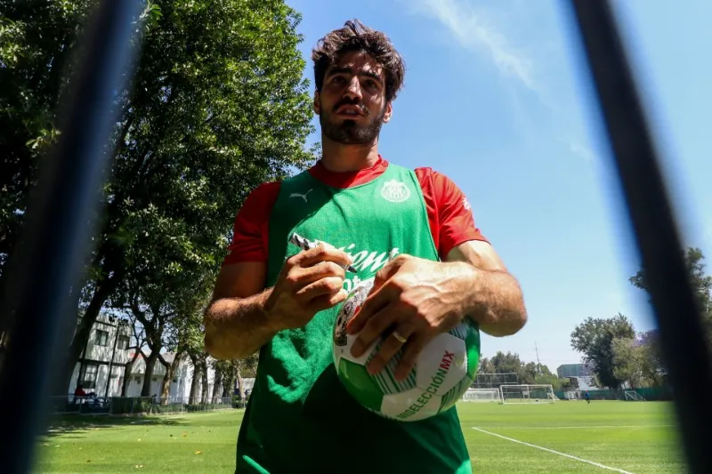 Antonio Briseño firmando un balón